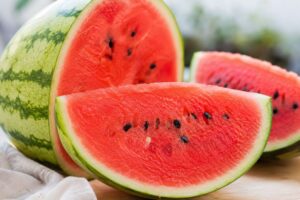 Wassermelone mit sichtbarer Schale und Kernen.