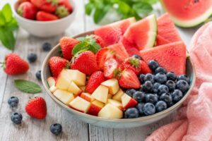Auswahl an hundefreundlichen Früchten wie Erdbeeren, Heidelbeeren und Wassermelone.